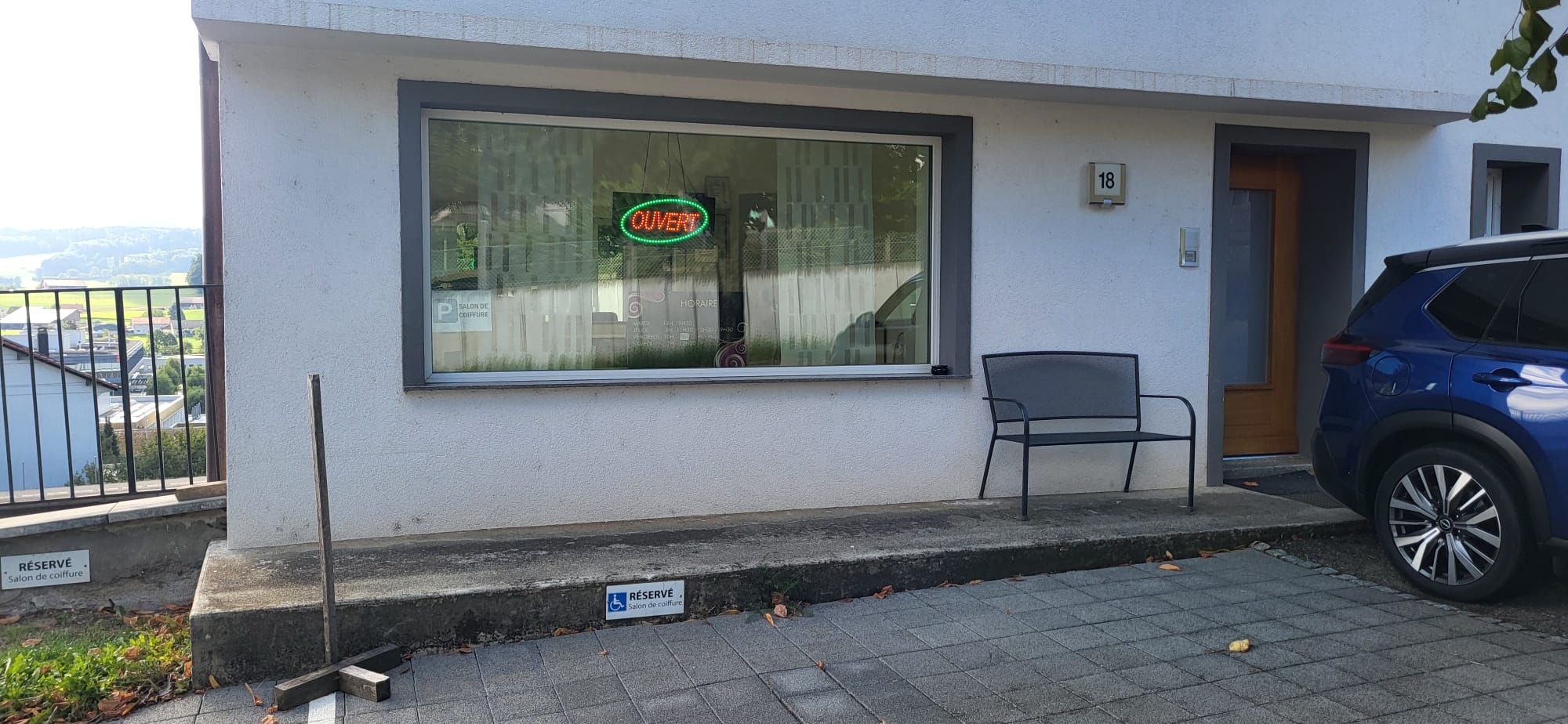 La vitrine et l’entrée du salon au numéro 18 de la route de la Gare
