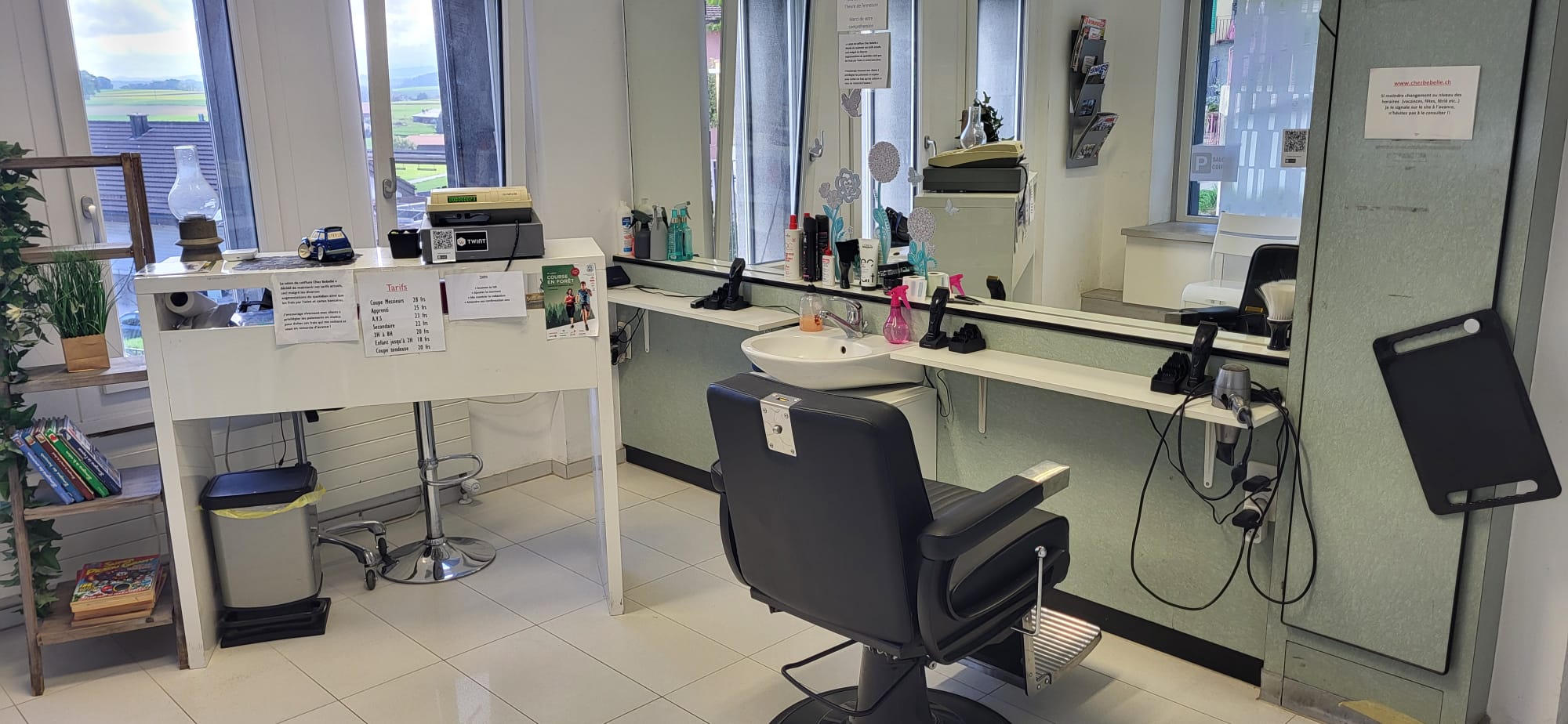 Le fauteuil de coiffure et le grand miroir du salon Chez Bebelle